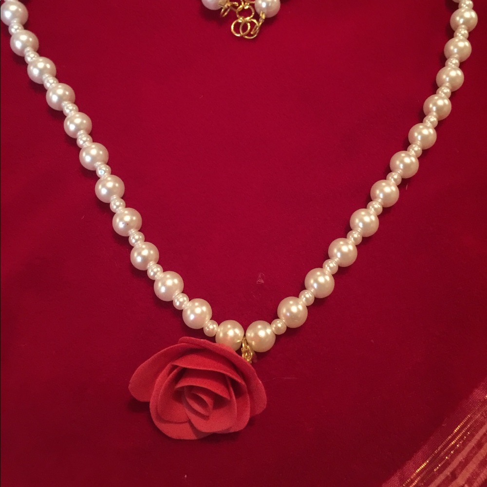 Rose pendant necklace